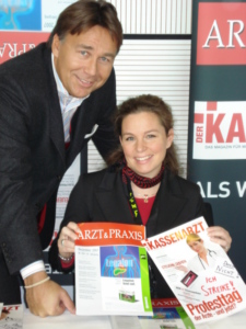 Axel C. Moser (ÄrzteVerlag) und Mag. Manuela Moya (Arzt & Praxis)