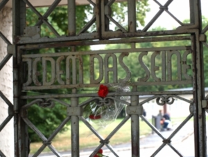 Schriftzug über dem Eingang des KZ Buchenwald (Foto: pixelio.de, Paul Marx)