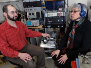 Moallem und Reed testen Vibrations-Laborgerät (Foto MIT/Donna Coveney)