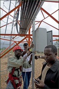 Installation einer Wetterstation an einem Sendemast (Foto: ericsson.com)