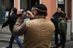 Das Filmen ohne Stativ führt zu verwackelten Aufnahmen (Foto: pixelio.de/Marco Kröner)