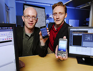 Griffin (li.) und Traynor wollen Smartphone-Infektionen fernkurueren (Foto: Georgia Tech/Gary Meek)