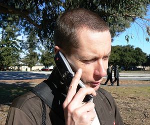 Handy-Gespräch: Vertraulichkeit in Gefahr (Foto: FlickrCC/Ken Banks)