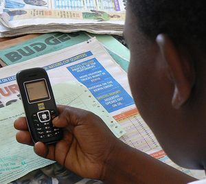 Mobiltelefon: Die Bank am Handy ist in Afrika beliebt (Foto: FlickrCC/Ken Banks)