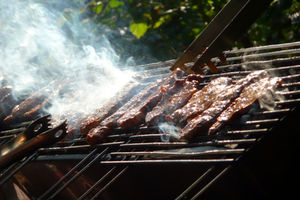 Grillern: Holzhohle nur im Freien verwenden! (Foto:aboutpixel.de/Eckart Schmidt)