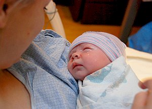 Neugeborenes: Mediziner sprechen Eltern Hoffnung zu (Foto: FlickrCC/Philms)