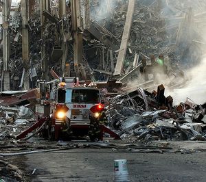 Trümmerhaufen: Der Ground Zero nach 9/11 (Foto: flickr, slagheap)