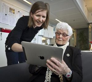 Dame mit Tablet: Forscher wollen Social Media für Alte (Foto: SINTEF)