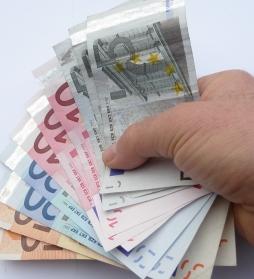 Geld: Leistungsentsprechende Bezahlung lohnt sich (Foto: pixelio.de, Gerhardt)