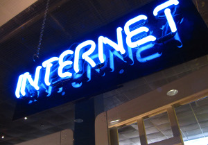 Internetcafé: Hotspot-Anbieter rüsten kräftig auf (Foto: pixelio.de/R. Sturm)