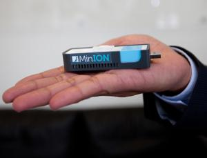 MinION: USB-Stick entschlüsselt Erbgut (Foto: Nanopore Technologies)