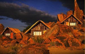 Namibia: Bungalows schmiegen sich an Naturstein (Foto: gondwana-collection.com)