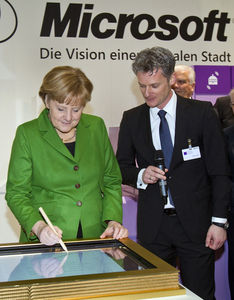 Angela Merkel: digitaler Eintrag ins Goldene Buch (Foto: Microsoft, Schellberg)