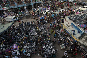 Straßenmarkt: Bangladesh ist bitterarm (Foto: flickr/Orangeadan)