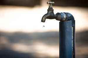 Wasserhahn: Nanopartikel können bei Reinigung helfen (Foto: piu700, pixelio.de)