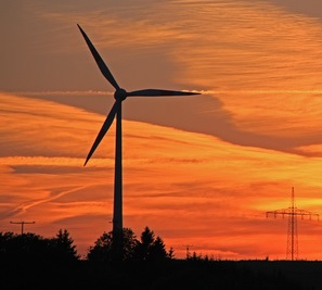 Windrad: Kunden zahlen für Ökostrom mehr (Foto: pixelio.de, Dirk Maus)