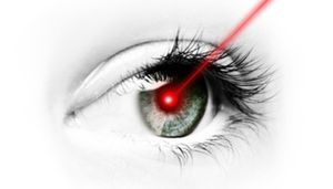 Augenarzt erkennt erste Anzeichen für Grauen Star (© by-studio - Fotolia)