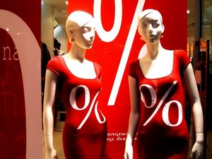 Ausverkauf: Modepreise sind online gleich (Foto: pixelio.de/Claudia Hautumm)