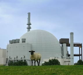 Kraftwerk: Atomsparte bereitet Toshiba Sorgen (Foto: pixelio.de, Rosel Eckstein)