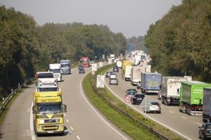 LKW-Verkehr: Mehr Effizienz ist möglich (Foto: Erich Westendarp, pixelio.de)