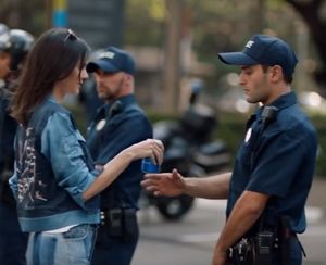 Pepsi-Werbung: zeigt missglückte Markenstrategie (Foto: youtube.com/Screenshot)