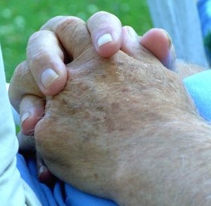 Hände zum Gebet: Glaube wird im Alter wichtiger (Foto: pixelio.de, Domaris)