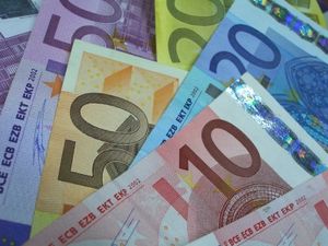 Scheine: Steuertricks kosten viele Milliarden (Foto: Claudia Hautumm/pixelio.de)