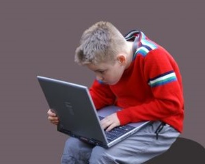 Junge im Web: Viele User sind zu jung (Foto: Stephanie Hofschlaeger/pixelio.de)