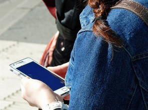Handy: Geräte immer öfter an US-Schulen akzeptiert (Foto: Lupo, pixelio.de)