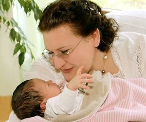 Mutter und Kind nach Geburt ohne Komplikationen (Foto: Helene Souza, pixelio.de)