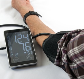Blutdruckmessung: Gifitge Metalle belasten Körper (Foto: pixelio.de, B. Kasper)