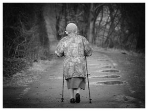 Seniorin: Häufig Opioide gegen Schmerzen (Foto: pixelio.de, Manfred Schimmel)