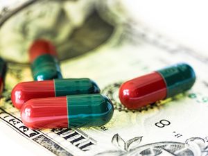 Medizin: Für Amerikaner ist das oft ein teurer Luxus (Foto: TBIT, pixabay.com)