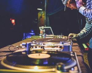 Dubset hilft DJs bei Musikrechten (Foto: Kevin Horstmann, unsplash.com)