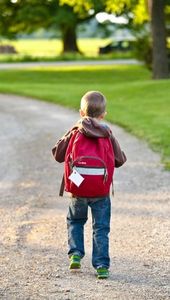 Kind mit Rucksack: Trolleys sind gesünder (Foto: pixabay.com, ambermb)