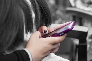 Junge Frau beim Lesen einer Business-SMS (Foto: Erwin Lorenzen/pixelio.de)