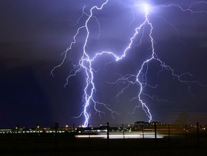 Blitze: Unwetter können schnell Blackouts auslösen (Foto: pixabay.com, skeeze)