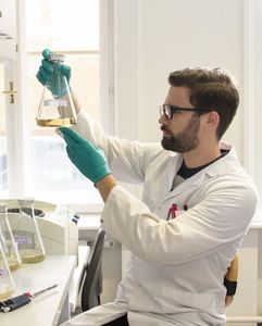 Forscher Roland Martzy bei der Arbeit im Labor (Foto: tuwien.at)