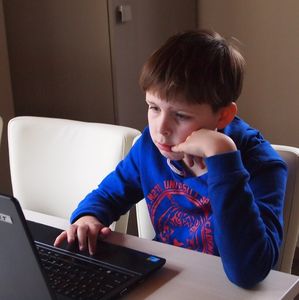 Junge: Misstrauen gegenüber dem Internet (Foto: pixabay.com, FotoRieth)