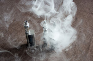 Qualm: Immer mehr Teenager greifen zur E-Zigarette (Foto: Dirk Kruse/pixelio.de)