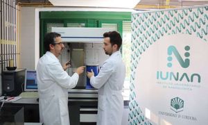 Alvaro Caballero (links) und Fernando Luna im Labor (Foto: uco.es)