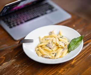 Essen: Arbeits-Lunch stirbt aus (Foto: unsplash.com, engin akyurt)