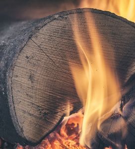 Holzverbrennung im Kamin als Emissionstreiber (Foto: Pexels, pixabay.com)