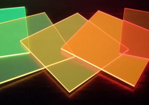 Farbenfrohe Testpanels für Solarfenster entwickelt (Foto: rice.edu, Yilin Li)