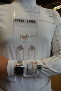 Wearable-Shirt betreibt LCD-Armbanduhr (Foto: ucsd.edu; Lu Yin)