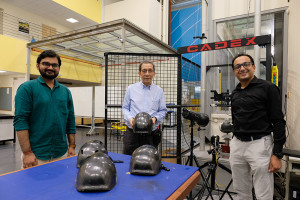 Leong Kah Fai (Mitte) mit Fahrradhelm und sein Team (Foto: ntu.edu.sg)