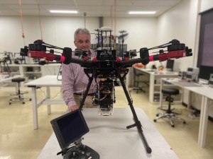 UniSA-Professor Anthony Finn  mit einer potenziell gefährlichen Drohne (Foto: unisa.edu.au)