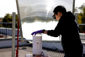 Solarkonzentrator und Behälter für die Wasserspaltung (Foto: Brenda Ahearn, umich.edu)