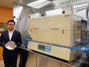 Doktorand Zhu und der hocheffektive Zwei-Kammer-Ofen (Foto: mit.edu)