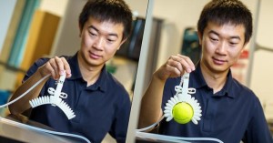 Forscher Yichen Zhai demonstriert die Funktionen des weichen Greifers (Fotos: ucsd.edu)